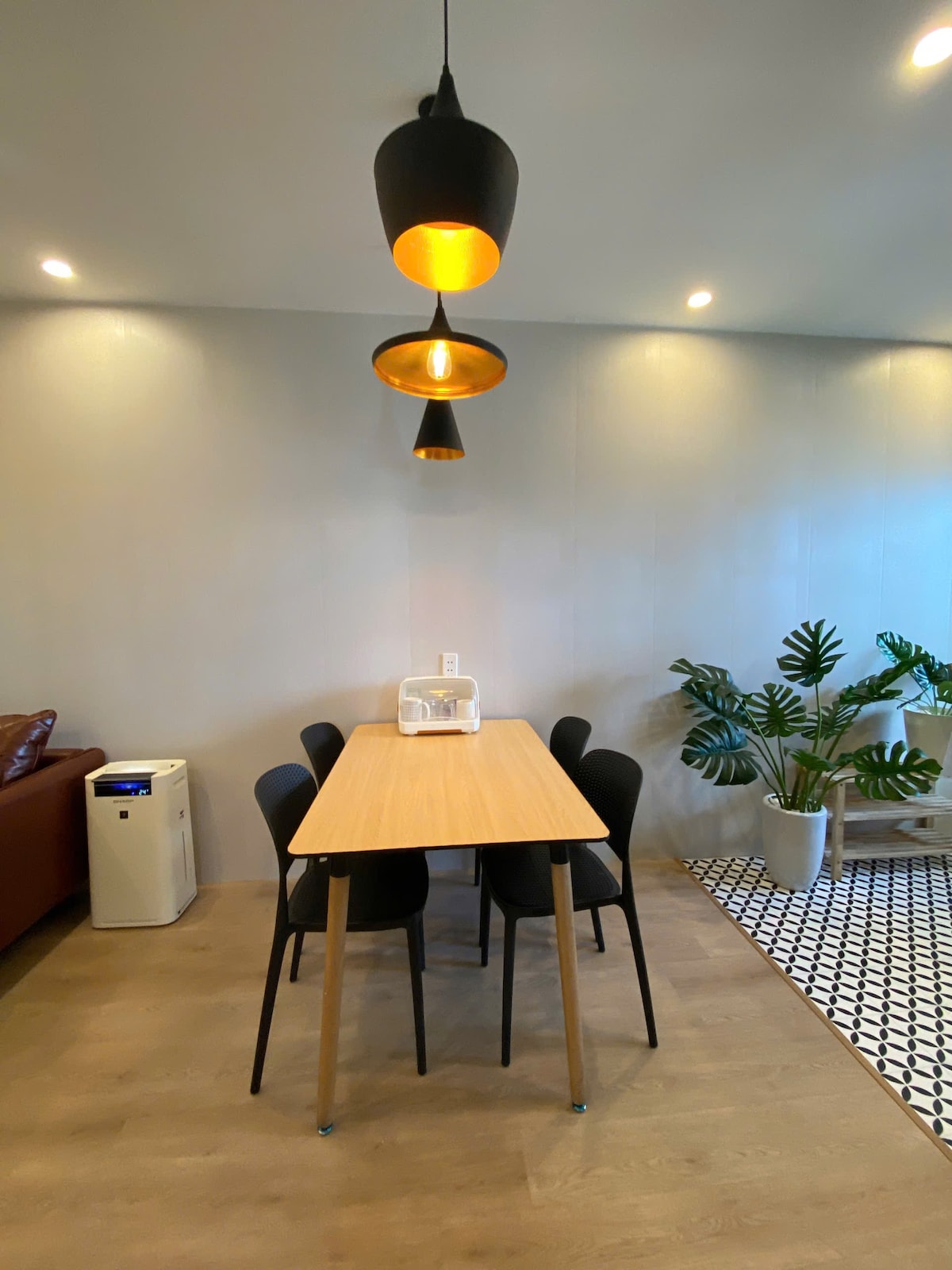 Góc bàn ăn ánh sáng ấm của căn 2BR